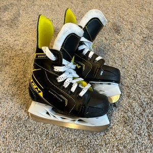 CCM youth hockey skates
